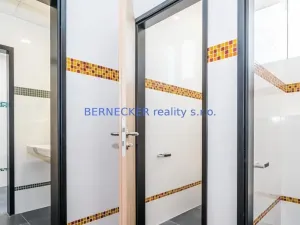 Prodej kanceláře, Hradec Králové - Kukleny, Pražská třída, 1600 m2