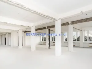 Prodej kanceláře, Hradec Králové - Kukleny, Pražská třída, 1600 m2