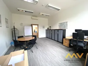 Pronájem kanceláře, Hradec Králové, Československé armády, 131 m2