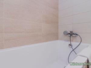 Pronájem bytu 2+kk, Praha - Hloubětín, Laponská, 49 m2