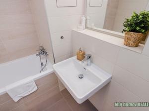 Pronájem bytu 2+kk, Praha - Hloubětín, Laponská, 49 m2