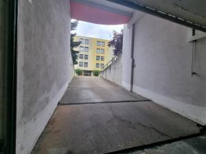 Pronájem garážového stání, Hradec Králové - Nový Hradec Králové, 12 m2