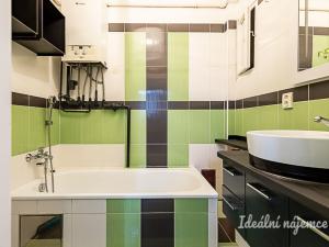Pronájem bytu 2+kk, Praha - Žižkov, Žerotínova, 56 m2