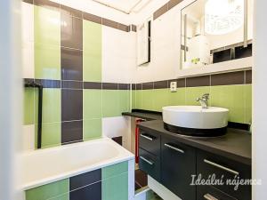 Pronájem bytu 2+kk, Praha - Žižkov, Žerotínova, 56 m2
