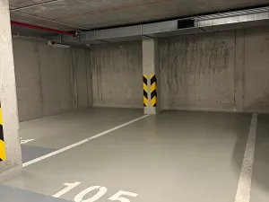 Pronájem garážového stání, Praha - Karlín, Thámova, 12 m2