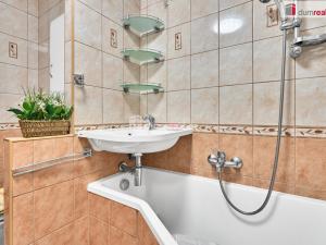 Prodej bytu 3+1, Karlovy Vary - Drahovice, Gagarinova, 60 m2