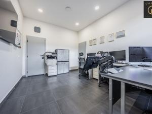 Prodej obchodního prostoru, Kladno, Huťská, 402 m2