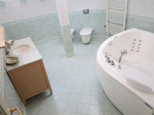 Prodej bytu 4+1, Karlovy Vary, Tylova, 182 m2