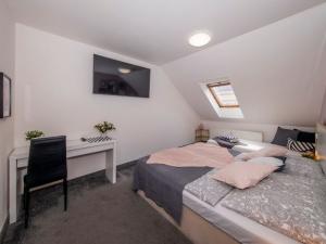 Pronájem bytu 2+kk, Praha - Smíchov, U Santošky, 50 m2