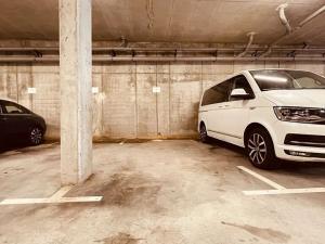 Pronájem garážového stání, Brno, U Leskavy, 12 m2