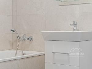 Pronájem bytu 2+kk, Praha, Líbalova, 43 m2