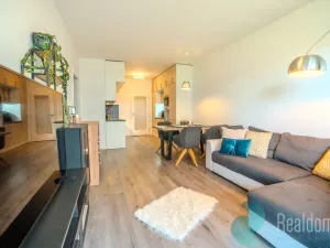 Prodej bytu 2+kk, Praha, Zvěřinova, 60 m2