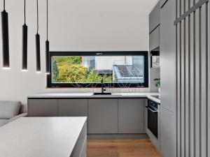 Pronájem bytu 2+kk, Praha - Troja, Pod Hrachovkou, 61 m2