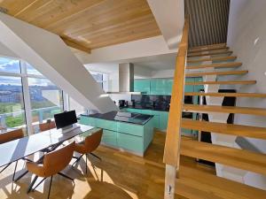 Pronájem atypického bytu, Praha - Smíchov, Holečkova, 143 m2