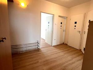 Pronájem bytu 3+1, Praha - Troja, Svídnická, 68 m2