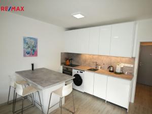 Pronájem bytu 1+kk, Jesenice, Cedrová, 38 m2