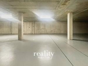 Pronájem garážového stání, Znojmo, Kosmákova, 16 m2