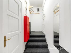 Pronájem bytu 1+kk, Praha - Podolí, Doudova, 33 m2