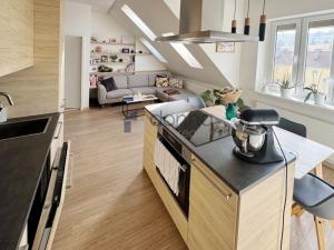 Pronájem bytu 2+kk, Praha - Podolí, Jeremenkova, 47 m2