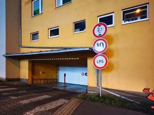 Pronájem garážového stání, Praha - Troja, Hnězdenská, 15 m2