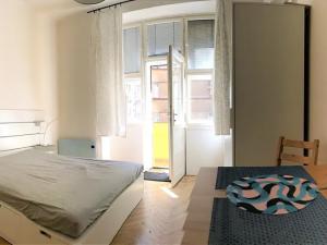 Pronájem bytu 1+kk, Praha, Slezská, 30 m2