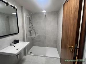 Pronájem bytu 1+kk, Praha - Smíchov, Vackové, 42 m2