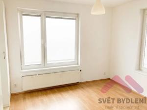 Pronájem bytu 1+kk, Praha - Hloubětín, Nademlejnská, 31 m2