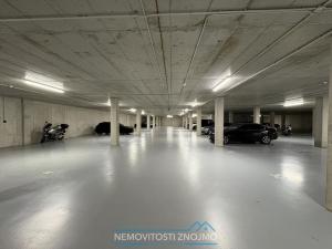 Pronájem garážového stání, Znojmo, Kosmákova, 15 m2