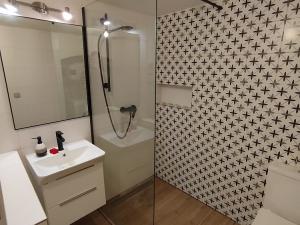 Pronájem bytu 1+1, Praha - Dubeč, náměstí U lípy svobody, 32 m2