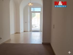 Pronájem obchodního prostoru, Přelouč, Masarykovo náměstí, 26 m2