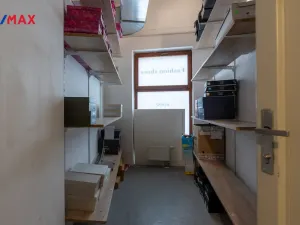 Prodej obchodního prostoru, Karlovy Vary, Zámecký vrch, 30 m2