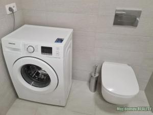 Pronájem bytu 1+kk, Praha - Hloubětín, Waltariho, 32 m2