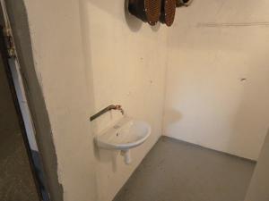 Pronájem skladu, Praha - Libeň, náměstí Dr. Václava Holého, 100 m2