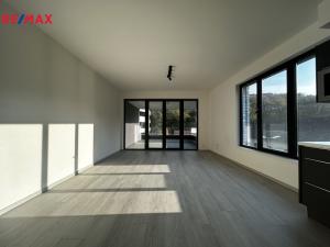 Pronájem bytu 2+kk, Praha - Karlín, U Sluncové, 56 m2