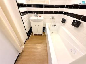 Pronájem bytu 3+1, Karlovy Vary - Rybáře, Majakovského, 79 m2