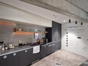 Pronájem kanceláře, Praha, Kladenská, 457 m2