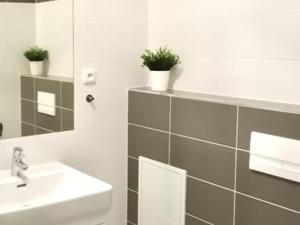 Pronájem bytu 1+kk, Praha - Dolní Měcholupy, Honzíkova, 27 m2