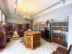 Prodej obchodního prostoru, Karlovy Vary, Mariánskolázeňská, 68 m2