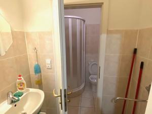 Prodej obchodního prostoru, Karlovy Vary, Mariánskolázeňská, 68 m2