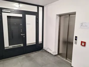 Prodej bytu 2+kk, Praha - Vysočany, Spojovací, 64 m2