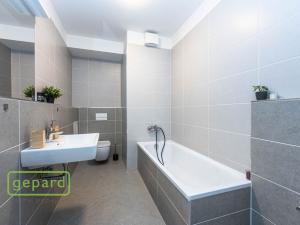 Pronájem bytu 2+kk, Praha, Huppnerova, 53 m2