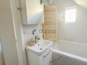 Pronájem bytu 1+kk, Praha, Zbuzanská, 30 m2