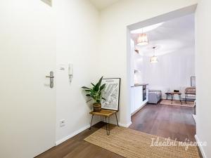 Pronájem bytu 1+kk, Praha - Hlubočepy, Pod Žvahovem, 28 m2