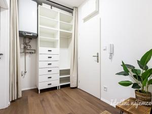 Pronájem bytu 1+kk, Praha - Hlubočepy, Pod Žvahovem, 28 m2