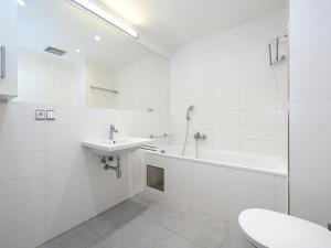 Pronájem bytu 1+kk, Praha - Liboc, Evropská, 56 m2