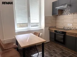 Pronájem bytu 2+1, Karlovy Vary, K. Čapka, 57 m2