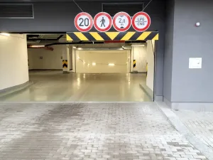 Pronájem garážového stání, Praha - Vysočany, Střídavá, 13 m2