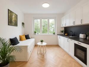 Pronájem bytu 1+kk, Praha - Strašnice, Sečská, 17 m2