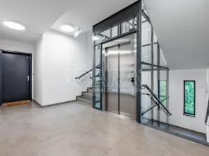 Pronájem bytu 1+kk, Praha, Pobřežní, 35 m2