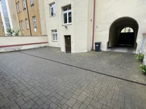 Pronájem garážového stání, Praha - Vinohrady, Rybalkova, 20 m2